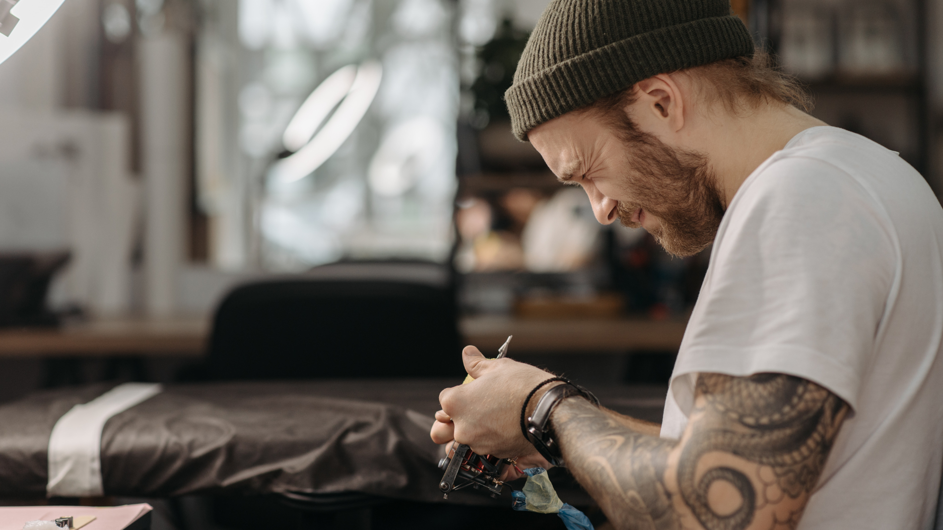 Tattooeerder aan het werk in de Nieuw Kijkduin Creative Conceptstore – shop-in-shop units vanaf 30m²
